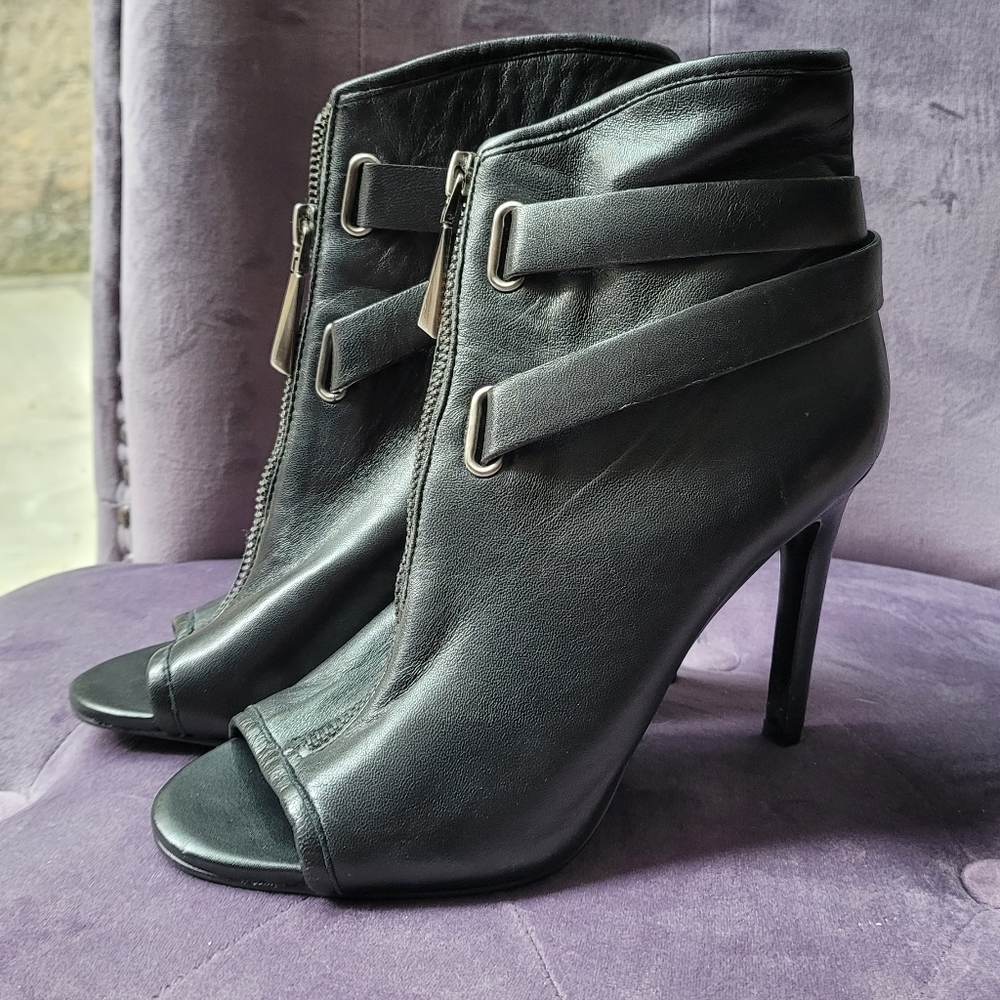 VINCE CAMUTO Learher Booties